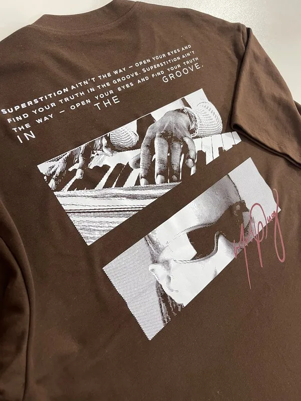 Camiseta com estampa composta em frente e costas produzida pela MAISON CARIOCA