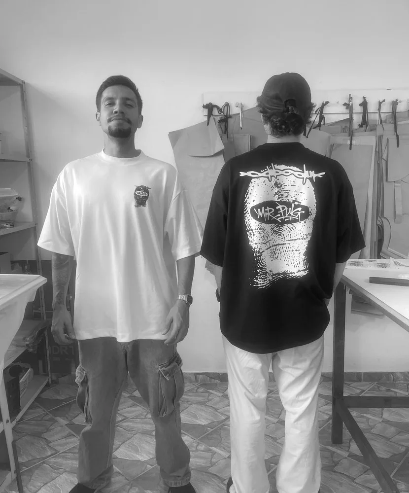 Modelista e costureiras trabalhando na produção da MAISON CARIOCA