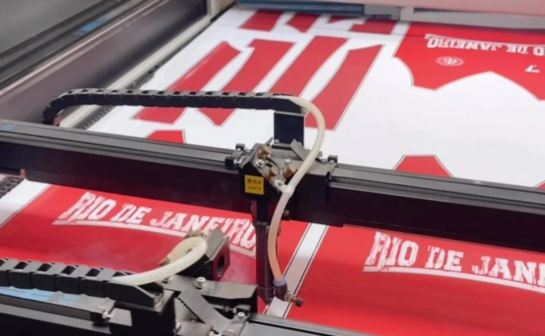 Máquina de corte a laser automatizado cortando tecido em mesa larga