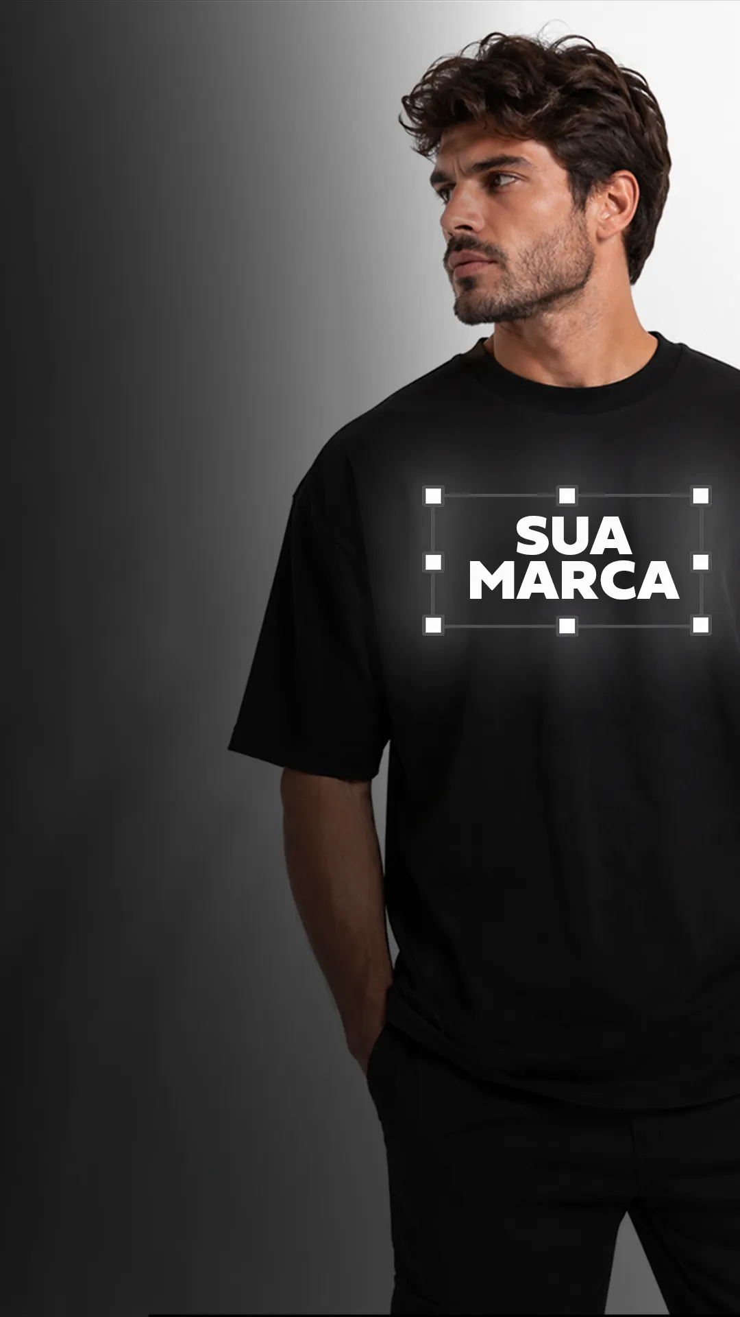 Modelo com camiseta preta personalizada com sua marca · Maison Carioca