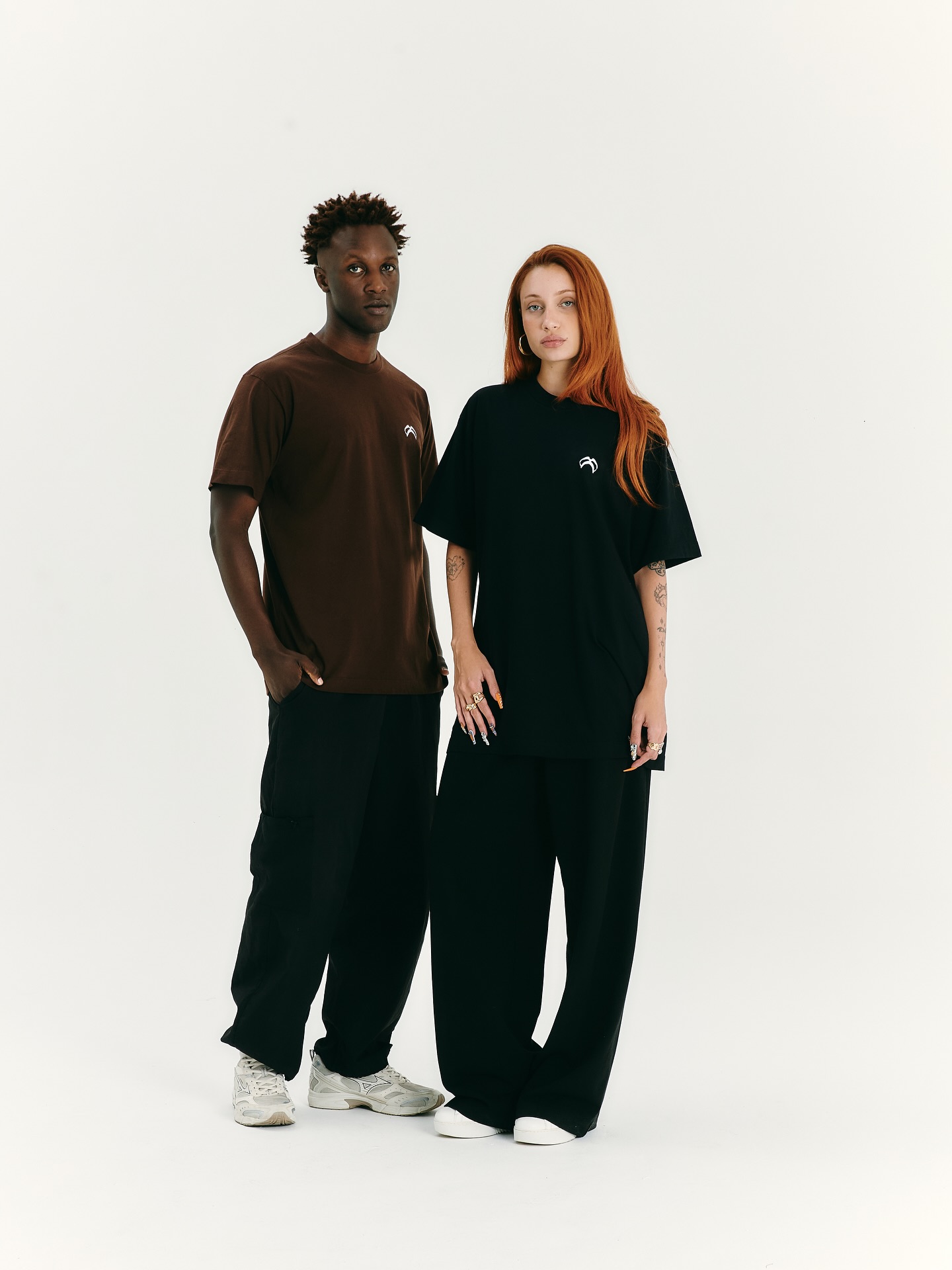 Dois modelos com camisetas oversized em fundo branco · Maison Carioca
