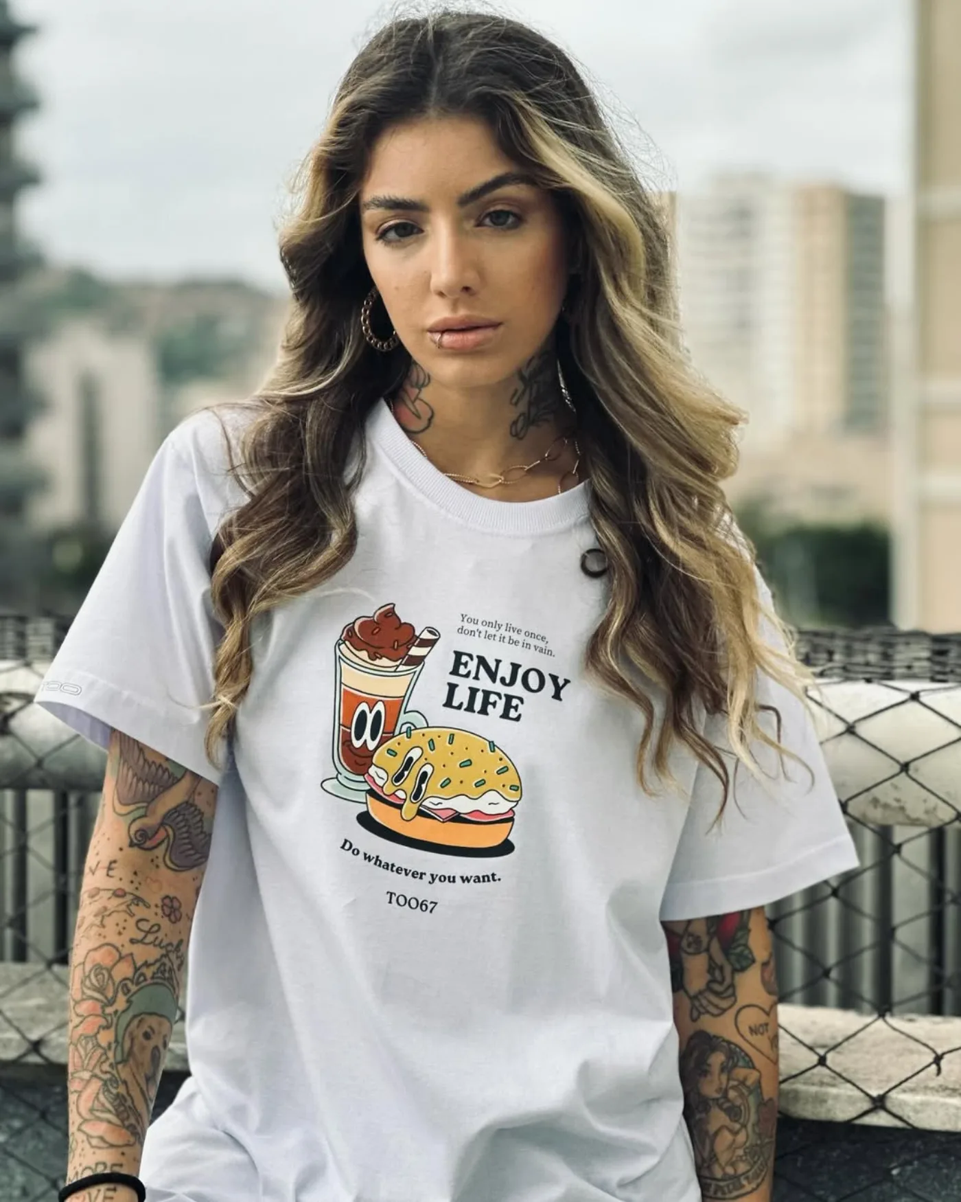 Modelo com camiseta oversized TOO67 estampa Enjoy Life · produção MAISON CARIOCA