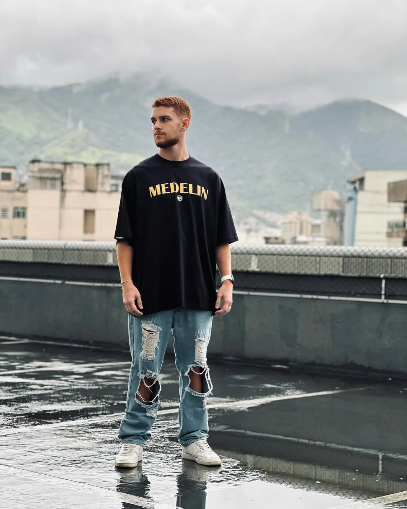 Modelo TOO67 com camiseta oversized estampa Medelin Street · MAISON CARIOCA