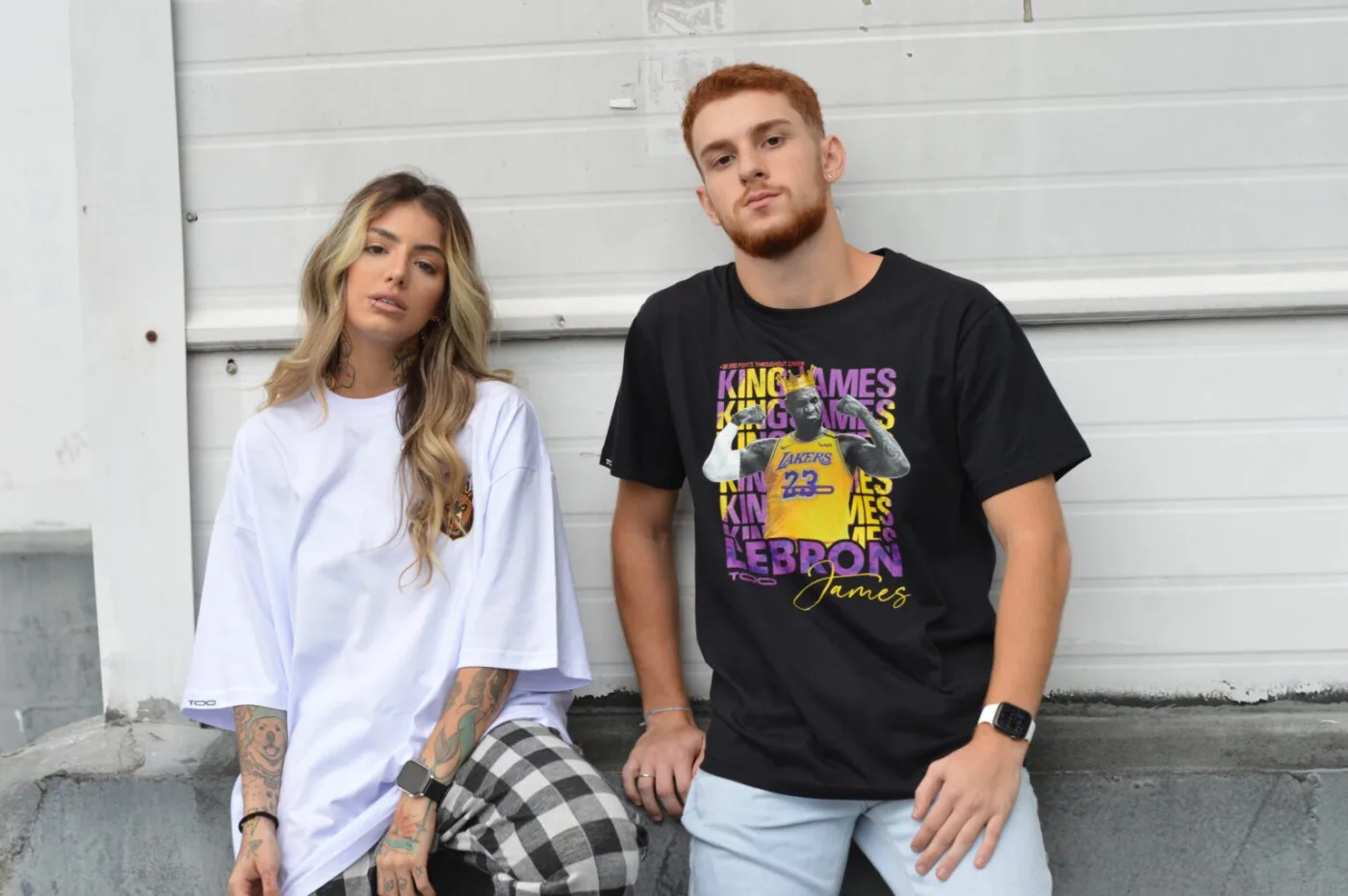Casal com camisetas oversized TOO67 estampa King James · MAISON CARIOCA