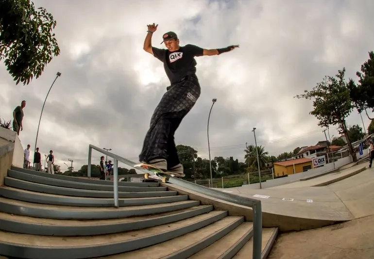 Skatista dropando o bowl com uniforme do circuito produzido pela MAISON CARIOCA