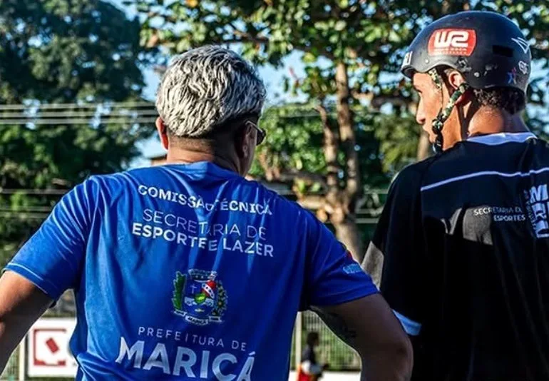 Comissão organizadora do circuito de skate de Maricá uniformizada